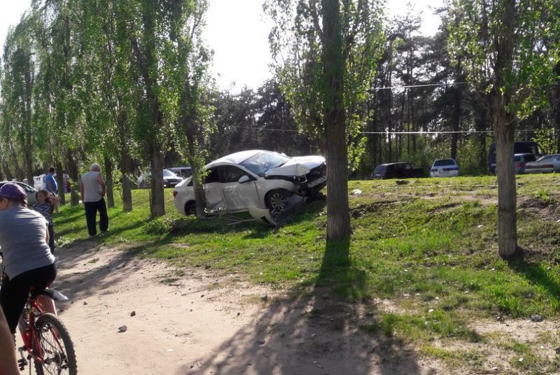 В Воронеже иномарка снесла линию электропередач В Воронеже иномарка снесла линию электропередач