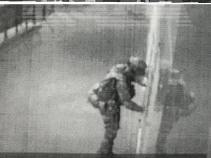 Опубликовано фото с места нападения мужчины в камуфляже на воронежский отдел полиции Опубликовано фото с места нападения мужчины в камуфляже на воронежский отдел полиции