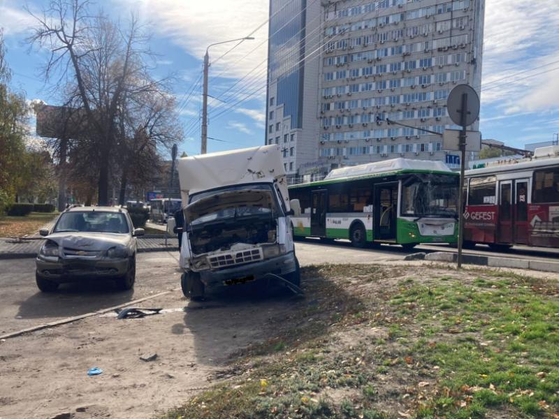 Массовая авария с участием пассажирского автобуса случилась в центре Воронежа Массовая авария с участием пассажирского автобуса случилась в центре Воронежа