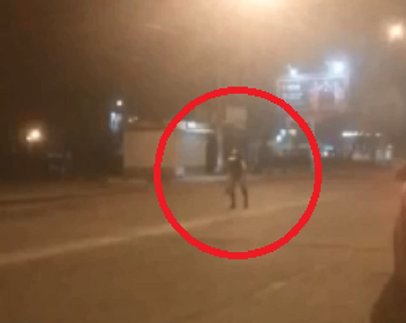 Дикие танцы на середине дороги сняли на видео в Воронеже Дикие танцы на середине дороги сняли на видео в Воронеже