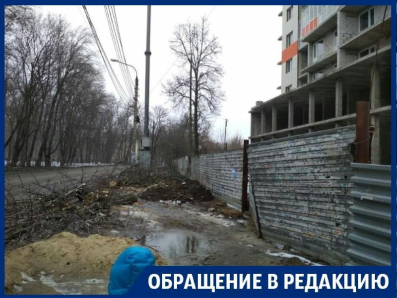 Воронежцев пустили по грязевой жиже по дороге в школу Воронежцев пустили по грязевой жиже по дороге в школу