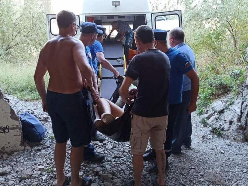Жительница Воронежа с ребенком провалилась в шахту в Крыму Жительница Воронежа с ребенком провалилась в шахту в Крыму
