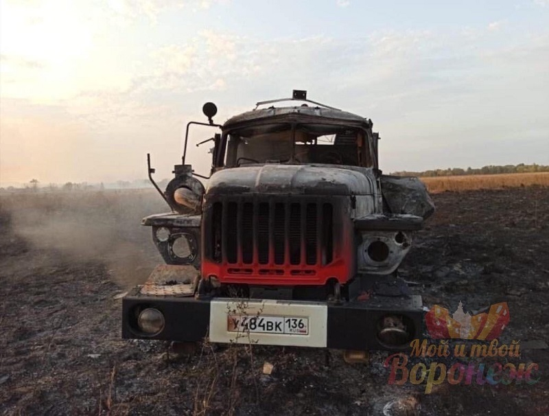 Мощный огонь уничтожил пожарную машину под Воронежем Мощный огонь уничтожил пожарную машину под Воронежем