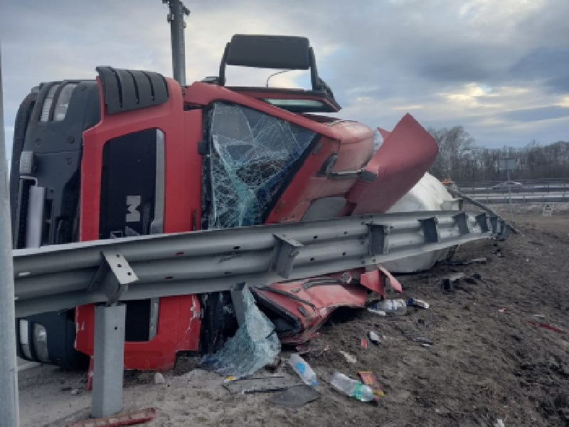 Опубликовано фото перевернувшегося грузовика на М-4 «Дон» под Воронежем Опубликовано фото перевернувшегося грузовика на М-4 «Дон» под Воронежем