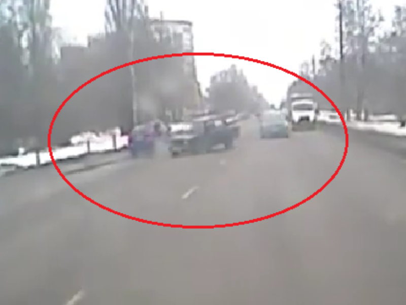 Абсурдный маневр водителя ВАЗ привел к ДТП и попал на видео в Воронеже Абсурдный маневр водителя ВАЗ привел к ДТП и попал на видео в Воронеже