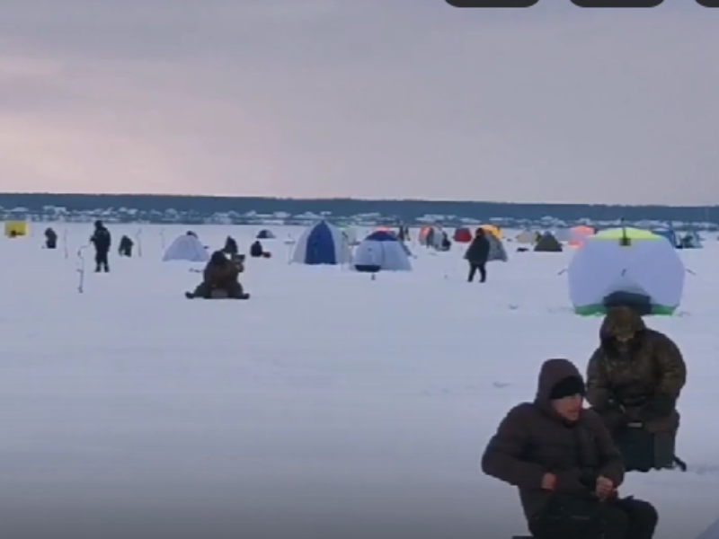 Десятки рыбаков вышли на Воронежское водохранилище с палатками Десятки рыбаков вышли на Воронежское водохранилище с палатками