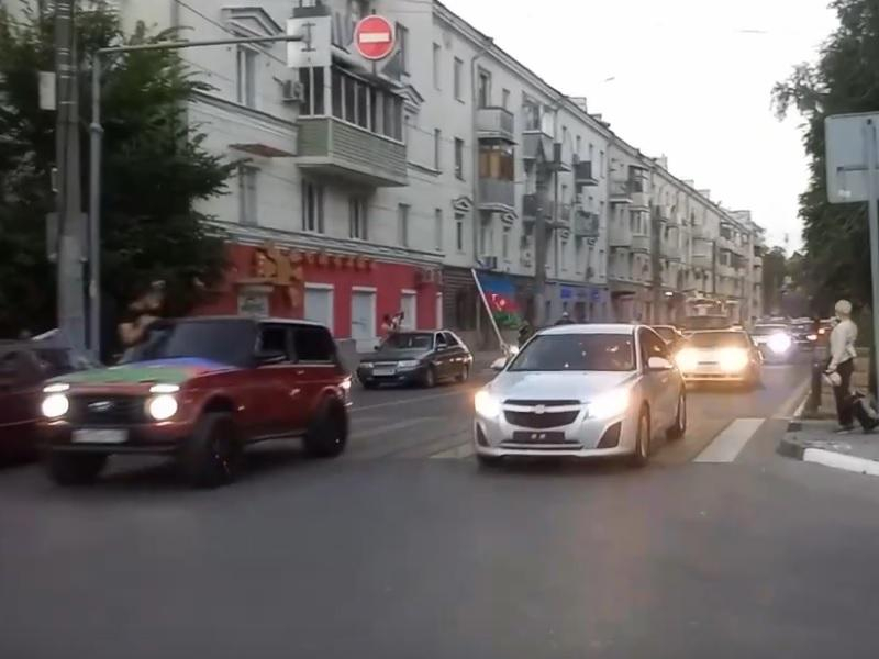 Колонна машин с флагами Азербайджана парализовала центр Воронежа Колонна машин с флагами Азербайджана парализовала центр Воронежа