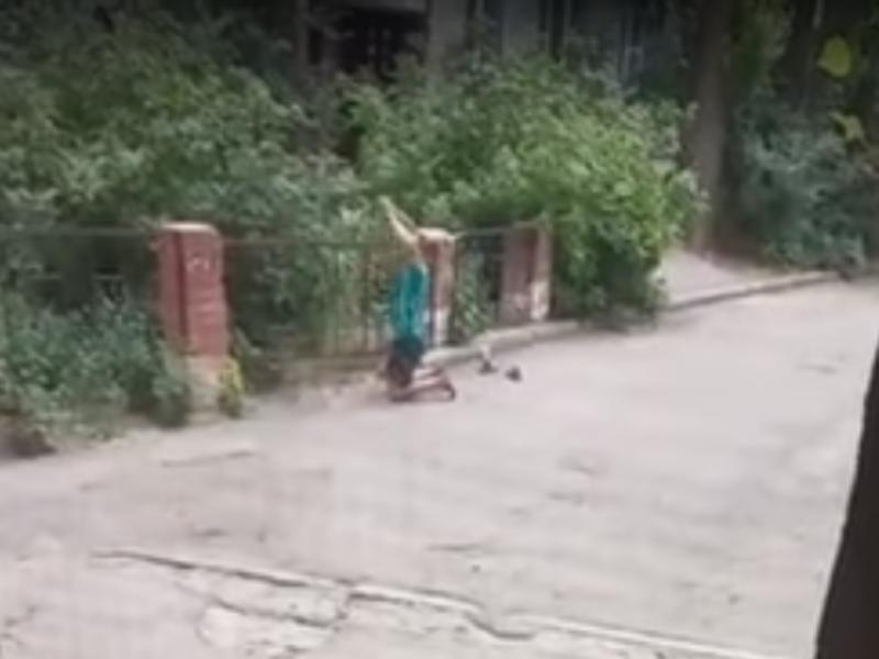 Танцы, признание в любви и матершина: странное поведение мужчины сняли на камеру в тихом воронежском дворе Танцы, признание в любви и матершина: странное поведение мужчины сняли на камеру в тихом воронежском дворе