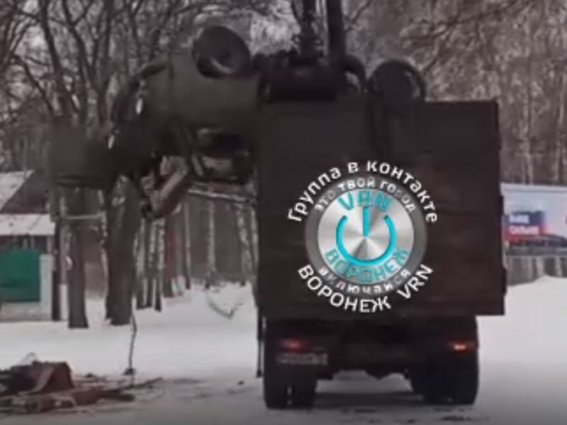 Мусоровоз-«трансформер» эвакуировал останки машины и попал на видео в Воронеже Мусоровоз-«трансформер» эвакуировал останки машины и попал на видео в Воронеже