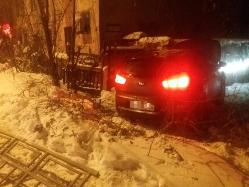 Опубликованы снимки устроенного девушкой фееричного ДТП в Воронеже Опубликованы снимки устроенного девушкой фееричного ДТП в Воронеже