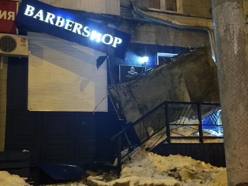 Рухнувший с крыши снег уничтожил барбершоп в Воронеже Рухнувший с крыши снег уничтожил барбершоп в Воронеже
