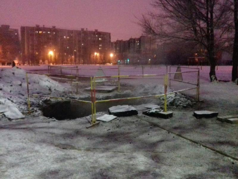 Опасную яму с горячей водой обнаружили у школы в Воронеже Опасную яму с горячей водой обнаружили у школы в Воронеже