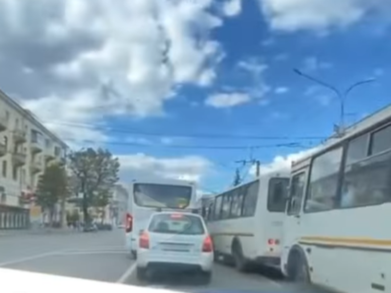Фиаско выделенки: автобусы встали глухой стеной в центре Воронежа Фиаско выделенки: автобусы встали глухой стеной в центре Воронежа