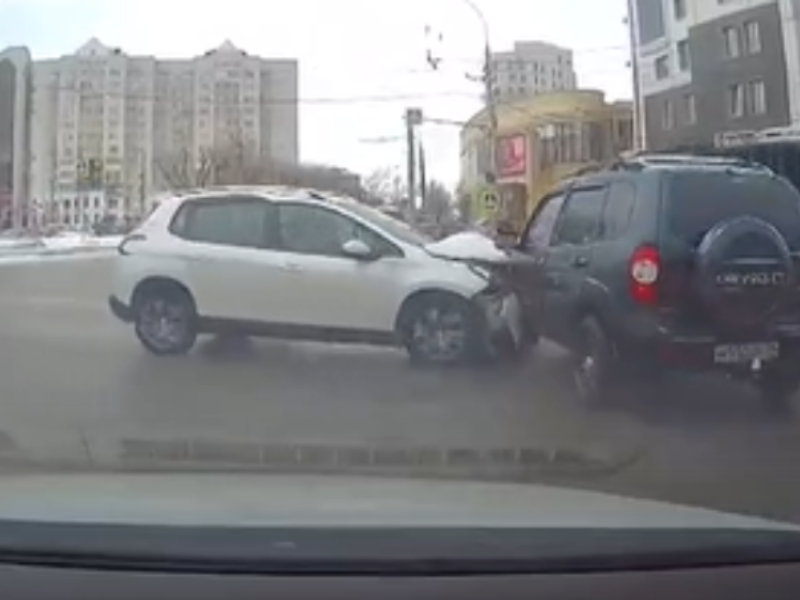Упрямое ДТП на Заставе попало на видео в Воронеже Упрямое ДТП на Заставе попало на видео в Воронеже