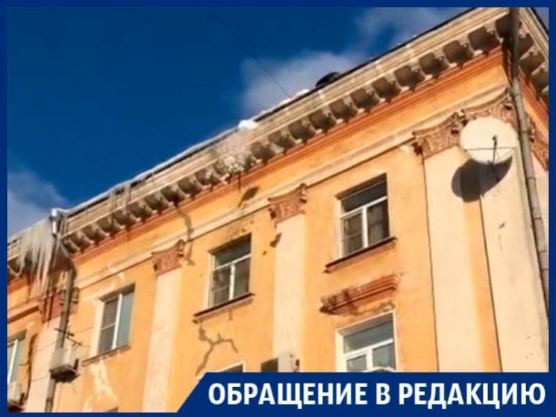 Варварскую уборку крыши от снега сняли в центре Воронежа Варварскую уборку крыши от снега сняли в центре Воронежа
