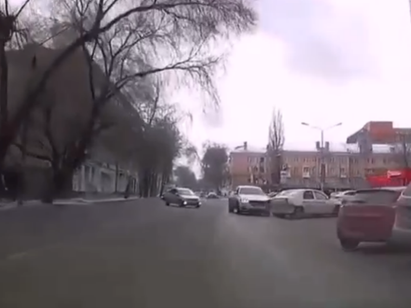 Смертельно опасное вихляние по воронежской дороге попало на видео Смертельно опасное вихляние по воронежской дороге попало на видео