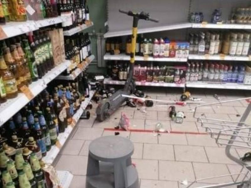 Электросамокат приехал в воронежский супермаркет и смел полку с алкоголем Электросамокат приехал в воронежский супермаркет и смел полку с алкоголем