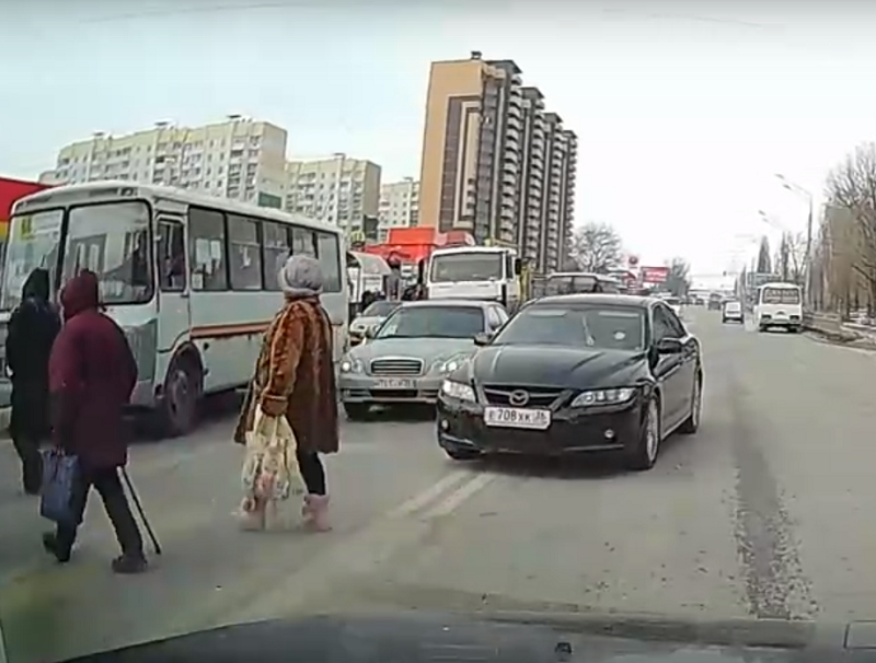 Дерзкая выходка автомобилиста через две сплошные попала на видео в Воронеже Дерзкая выходка автомобилиста через две сплошные попала на видео в Воронеже