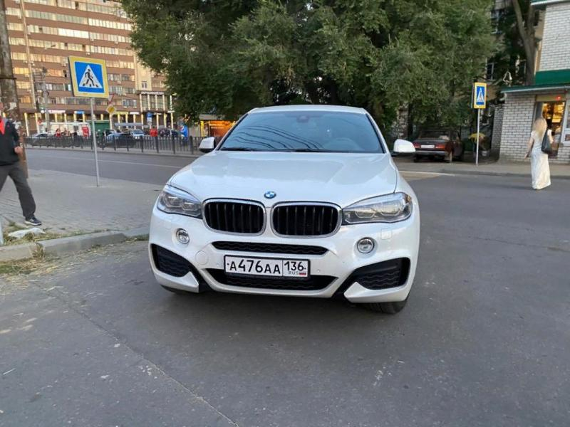 Царские замашки показала девушка на BMW X6 во время парковки в Воронеже Царские замашки показала девушка на BMW X6 во время парковки в Воронеже