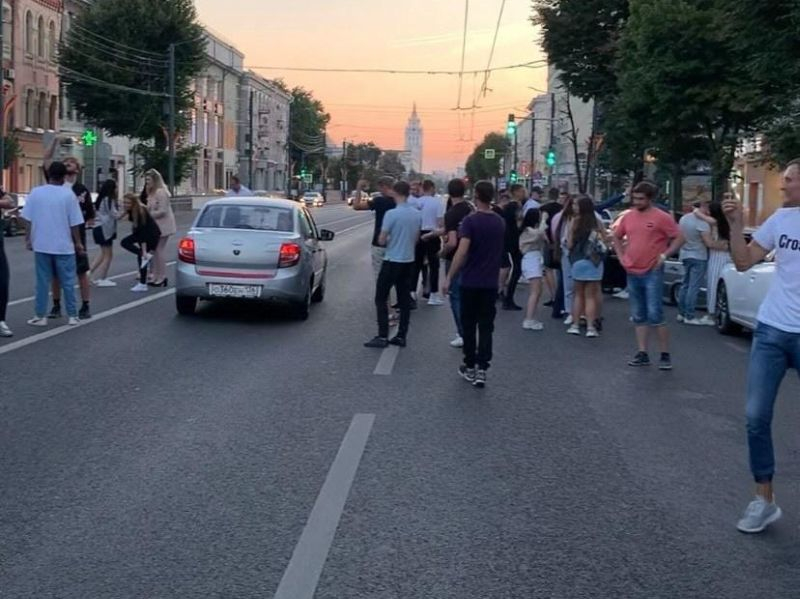 Гулящая молодежь устроила пляски на проезжей части проспекта Революции Воронежа Гулящая молодежь устроила пляски на проезжей части проспекта Революции Воронежа