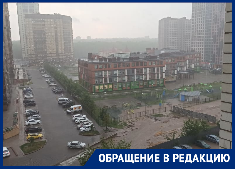 «Теперь только вплавь»: грязные последствия ливня сняли у воронежской школы «Теперь только вплавь»: грязные последствия ливня сняли у воронежской школы