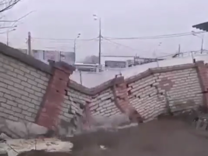 Эпичное обрушение стены потоком воды сняли в Воронеже Эпичное обрушение стены потоком воды сняли в Воронеже