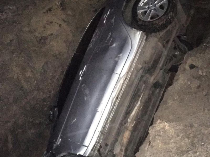 В огромную яму под Воронежем целиком провалилась иномарка В огромную яму под Воронежем целиком провалилась иномарка