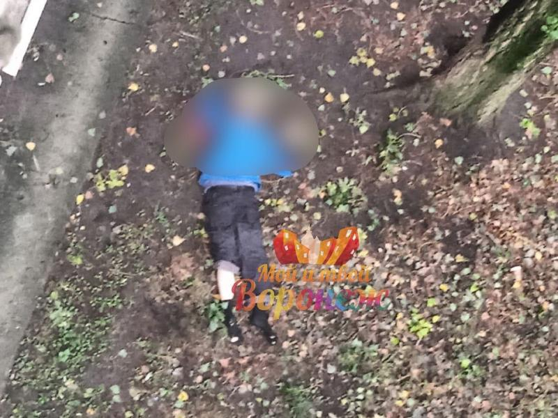 Труп мужчины обнаружили под окнами пятиэтажки в Воронеже Труп мужчины обнаружили под окнами пятиэтажки в Воронеже