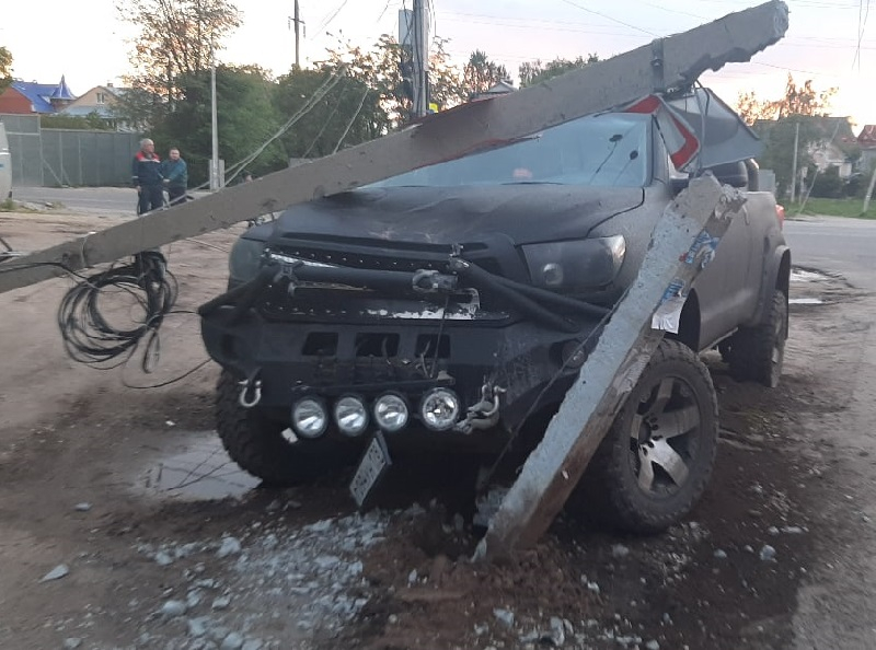 Toyota снесла столб электропередач в Воронеже Toyota снесла столб электропередач в Воронеже