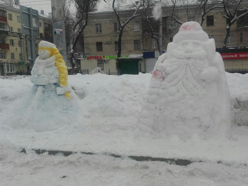 Очаровательные снежные статуи новогодних символов появились в Воронеже Очаровательные снежные статуи новогодних символов появились в Воронеже