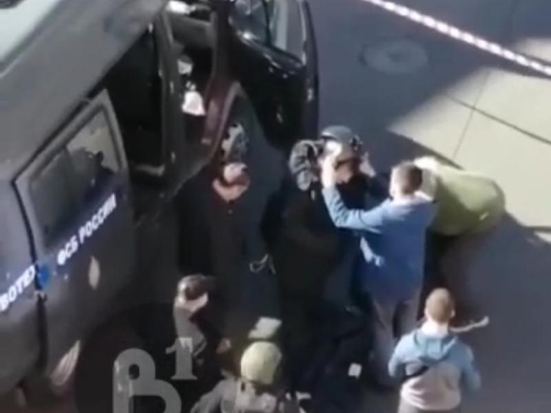 Взрывотехников ФСБ сняли на видео у отдела полиции в Лисках Взрывотехников ФСБ сняли на видео у отдела полиции в Лисках