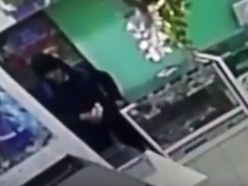Неловкую кражу плеера из магазина сняли в Воронеже Неловкую кражу плеера из магазина сняли в Воронеже