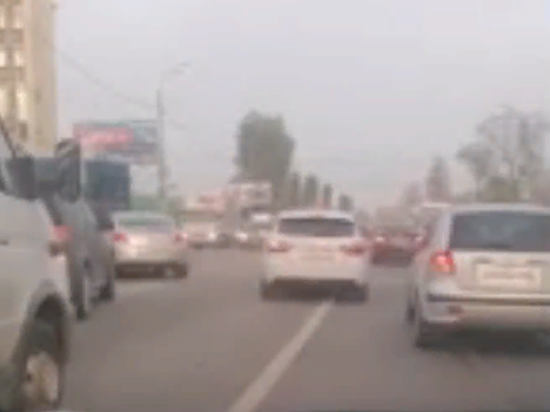 Хитрый таксист разозлил стоящего в пробке автомобилиста в Воронеже Хитрый таксист разозлил стоящего в пробке автомобилиста в Воронеже