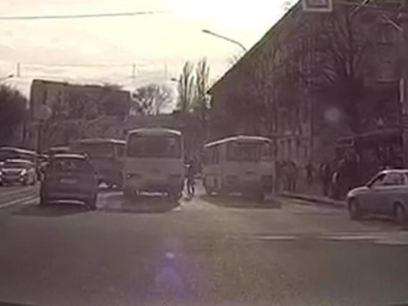 Маршрутчика оштрафовали за демонстрацию превосходства в Воронеже Маршрутчика оштрафовали за демонстрацию превосходства в Воронеже