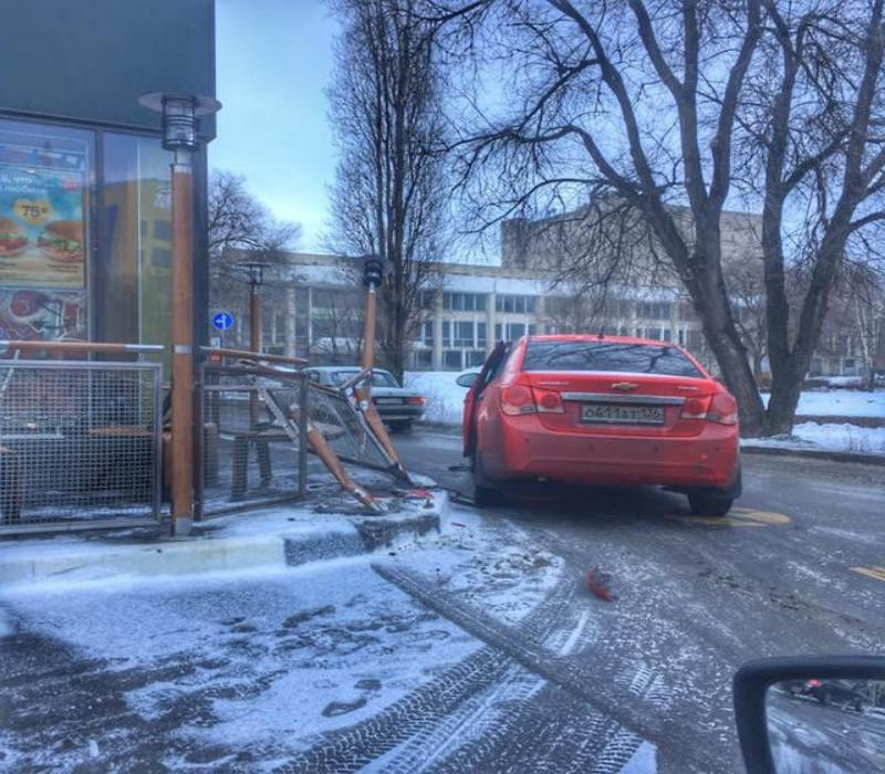 Спешащая за бургерами иномарка врезалась в McDonalds в Воронеже Спешащая за бургерами иномарка врезалась в McDonalds в Воронеже