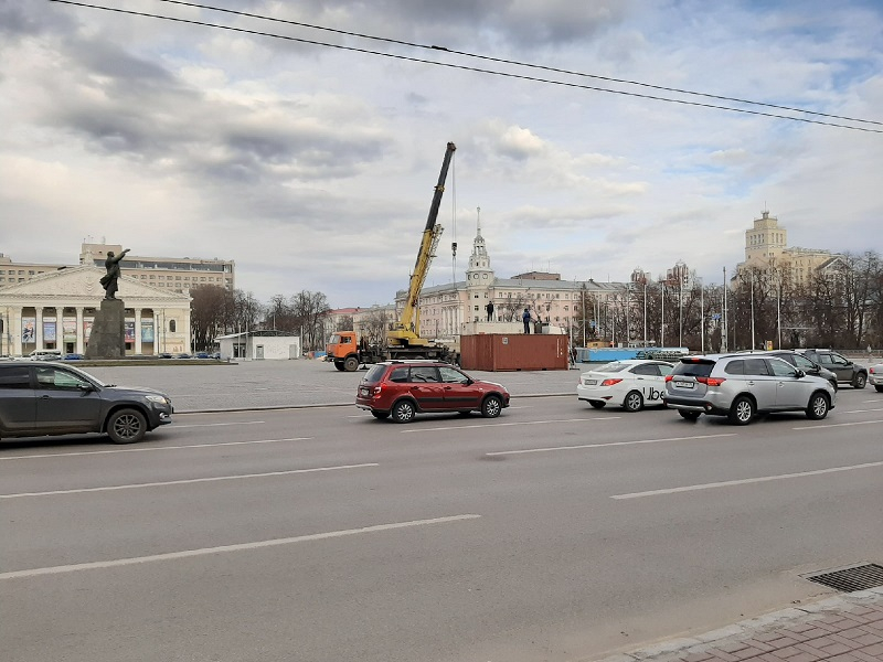 Елку начали устанавливать на площади Ленина в Воронеже Елку начали устанавливать на площади Ленина в Воронеже