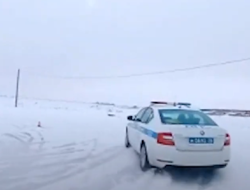 Эффектные покатушки гаишников на льду сняли на видео в Воронеже Эффектные покатушки гаишников на льду сняли на видео в Воронеже