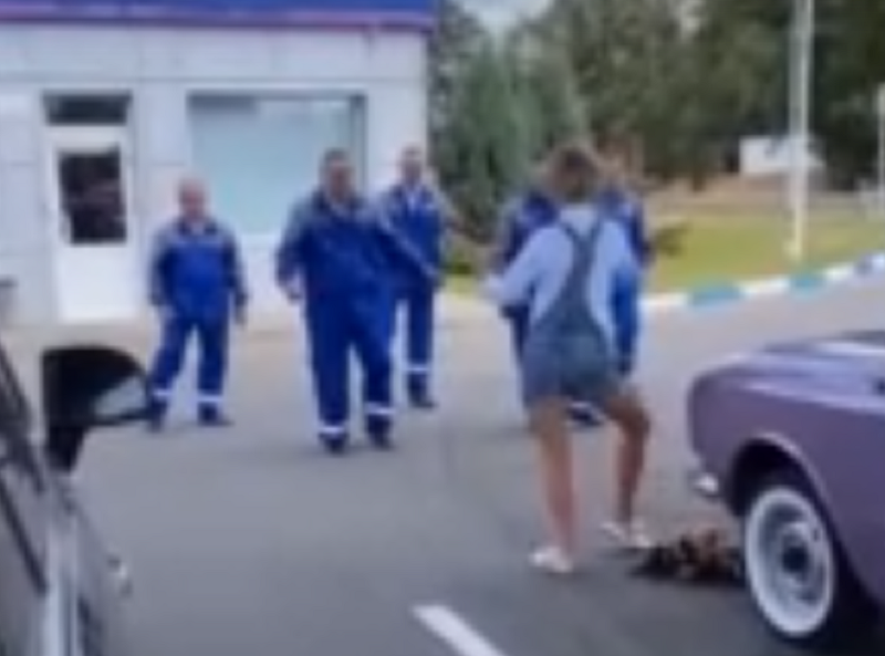 Веселый танец заправщиков попал на видео в Воронеже Веселый танец заправщиков попал на видео в Воронеже
