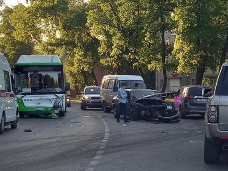 Последствия пьяного ДТП с Audi и маршруткой показали в Воронеже Последствия пьяного ДТП с Audi и маршруткой показали в Воронеже