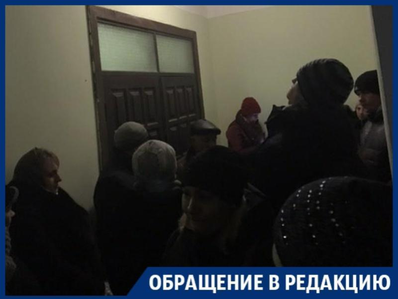 Родители устраивают давку, чтобы отдать детей в школы Воронежа Родители устраивают давку, чтобы отдать детей в школы Воронежа