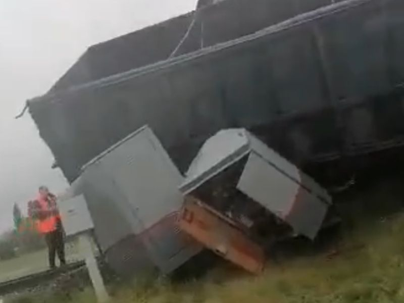 Последствия сноса грузовика локомотивом сняли видео в Воронежской области Последствия сноса грузовика локомотивом сняли видео в Воронежской области