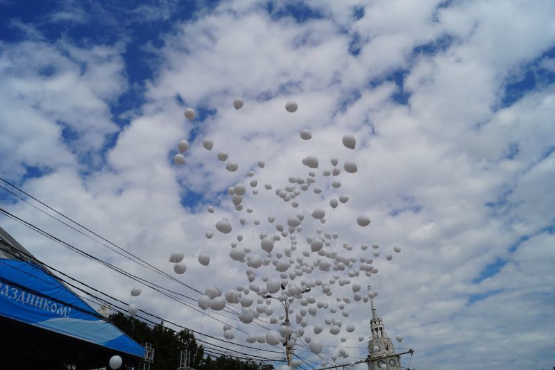В День города Воронежа с площади Ленина выпустили 335 гелиевых шаров в память о бесланской трагедии В День города Воронежа с площади Ленина выпустили 335 гелиевых шаров в память о бесланской трагедии