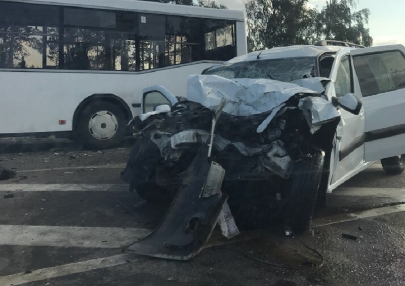 Опубликованы снимки страшного ДТП с автобусом и легковушками в Воронеже Опубликованы снимки страшного ДТП с автобусом и легковушками в Воронеже