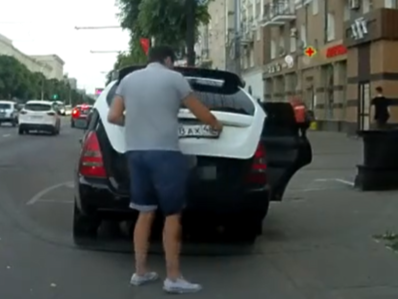 Бесстыдный фокус с подменой автомобильных номеров сняли в Воронеже Бесстыдный фокус с подменой автомобильных номеров сняли в Воронеже