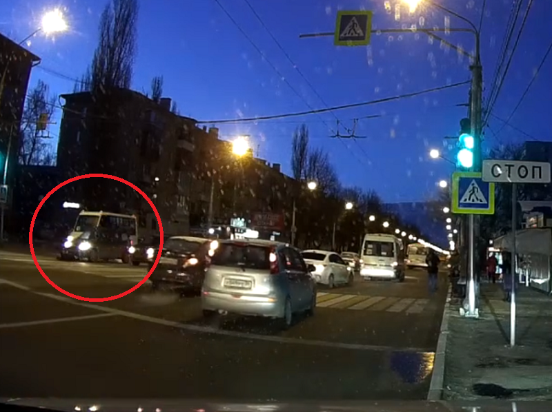 Момент наезда на пешехода попал на видео в Воронеже Момент наезда на пешехода попал на видео в Воронеже