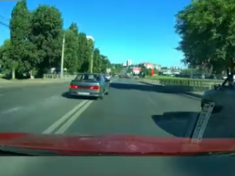 Мгновенная карма настигла дерзкого водителя на воронежских Крестах Мгновенная карма настигла дерзкого водителя на воронежских Крестах