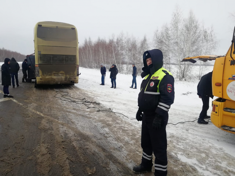 Воронежские полицейские спасли от пожара дагестанский автобус Воронежские полицейские спасли от пожара дагестанский автобус