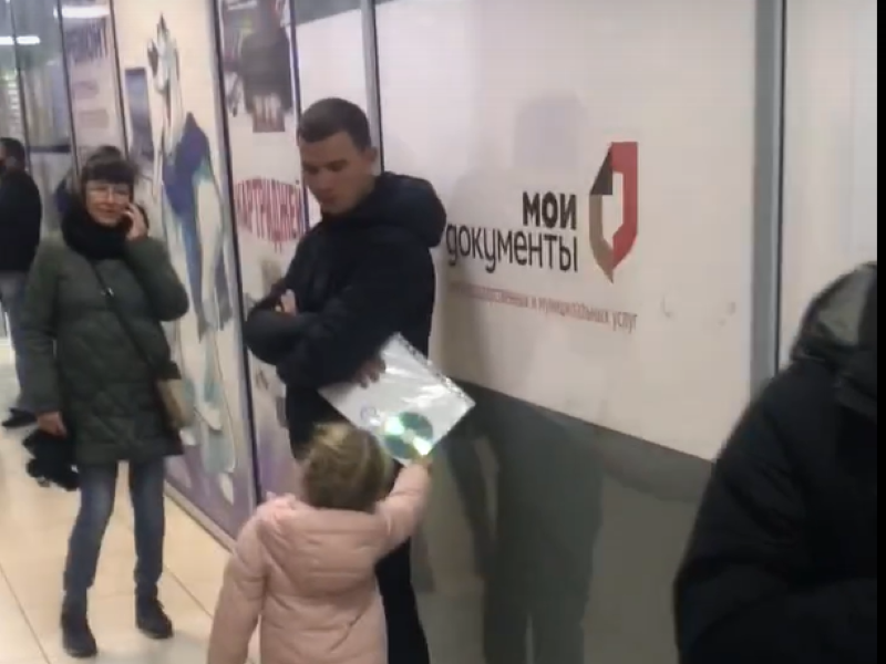 На очередь «в три вилюшки» в МФЦ под Воронежем пожаловалась местная жительница На очередь «в три вилюшки» в МФЦ под Воронежем пожаловалась местная жительница