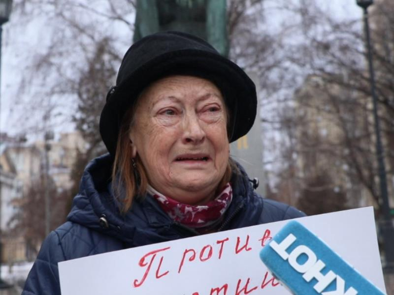 Мать погибшего от автомобиля полицейского вышла на митинг в Воронеже Мать погибшего от автомобиля полицейского вышла на митинг в Воронеже