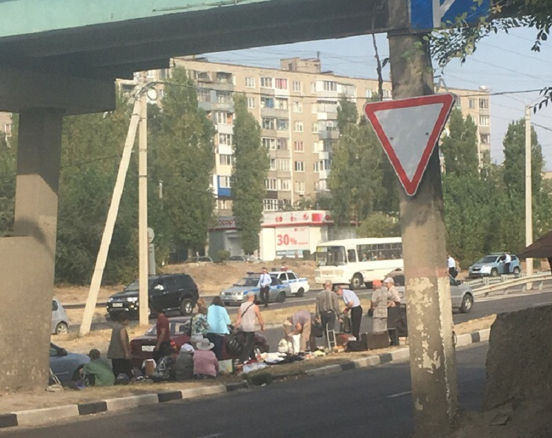 Пенсионеры развернули торговлю под разрушающимся виадуком в Воронеже Пенсионеры развернули торговлю под разрушающимся виадуком в Воронеже